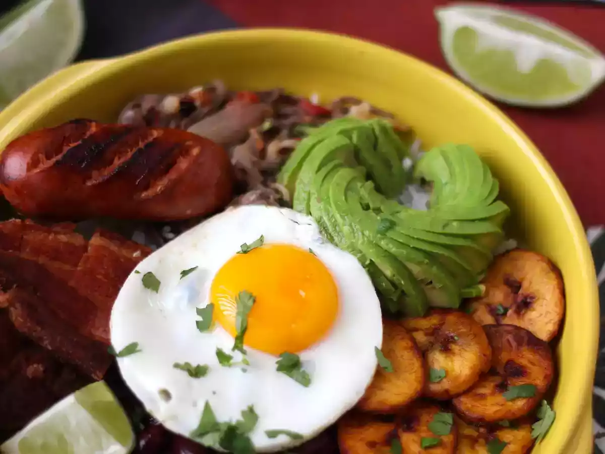 Bandeja Paisa, kolumbijskie danie pełne smaków i tradycji - zdjęcie 2