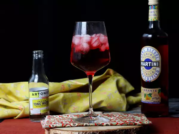 Przepis Bezalkoholowe martini tonic – świeży, owocowy koktajl!