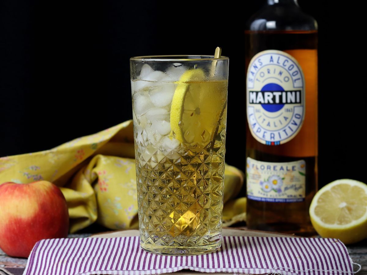 Bezalkoholowy Martini Spritz - słodki i kwiatowy koktajl na aperitif