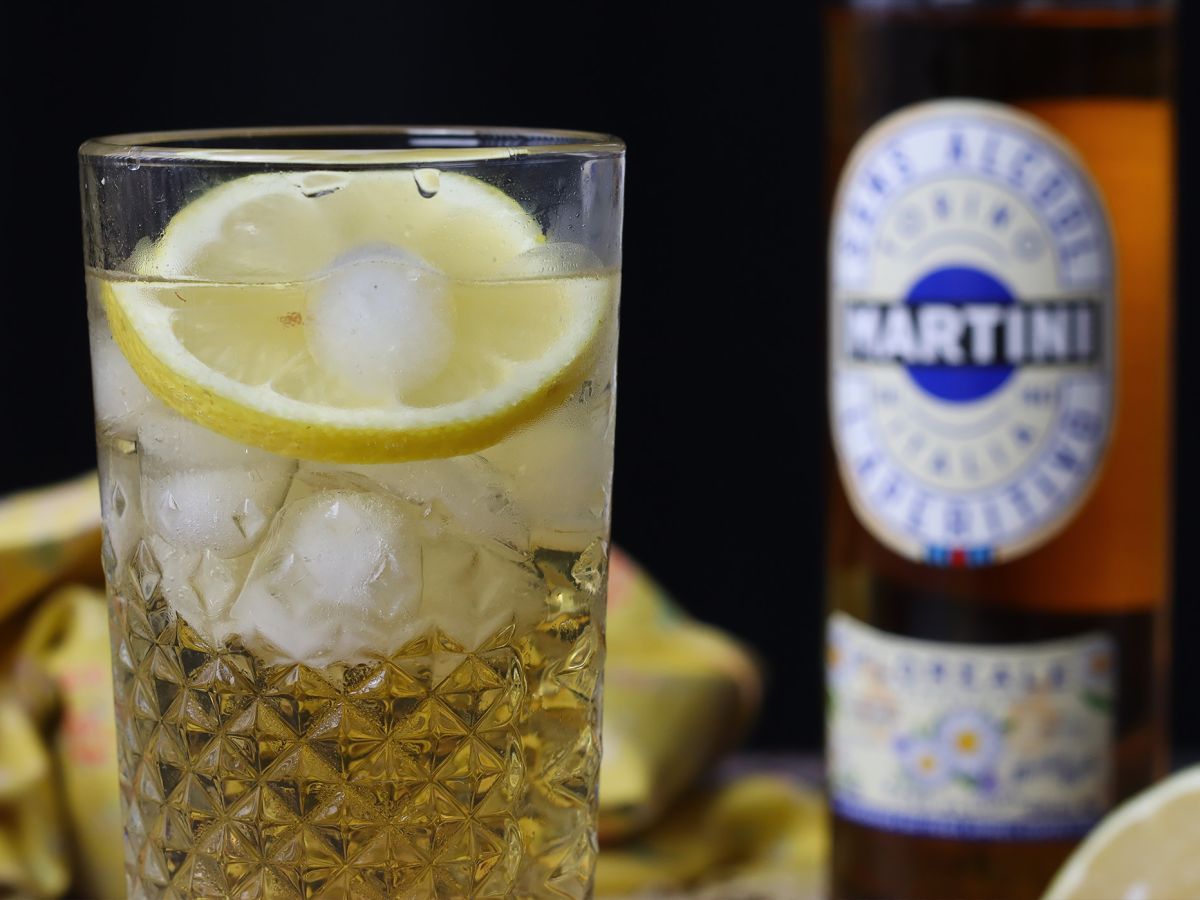 Bezalkoholowy Martini Spritz - słodki i kwiatowy koktajl na aperitif - zdjęcie 2