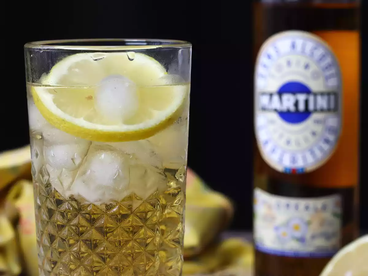 Bezalkoholowy Martini Spritz - słodki i kwiatowy koktajl na aperitif - zdjęcie 2