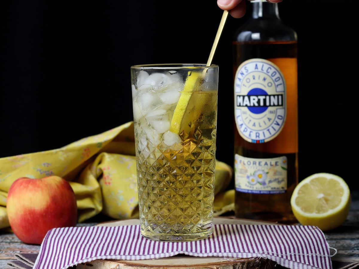 Bezalkoholowy Martini Spritz - słodki i kwiatowy koktajl na aperitif - zdjęcie 3