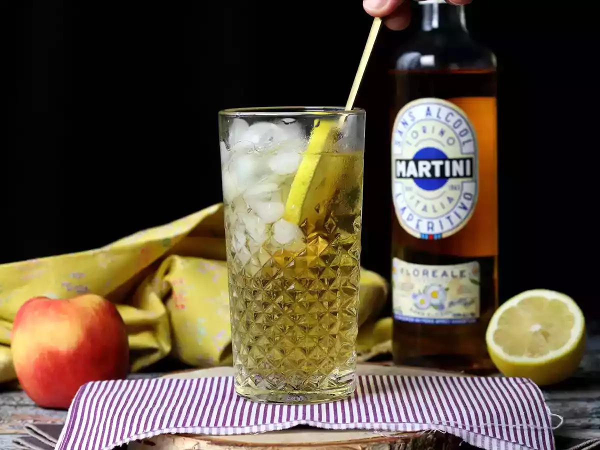 Bezalkoholowy Martini Spritz - słodki i kwiatowy koktajl na aperitif - zdjęcie 3