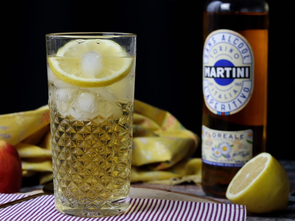 Bezalkoholowy Martini Spritz - słodki i kwiatowy koktajl na aperitif - zdjęcie 4