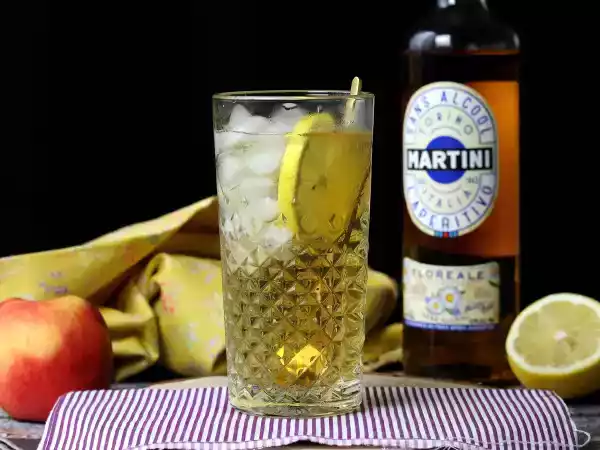 Przepis Bezalkoholowy martini spritz - słodki i kwiatowy koktajl na aperitif
