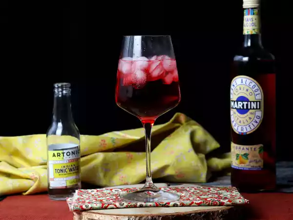 Przepis Bezalkoholowy tonik martini, świeży, owocowy koktajl!