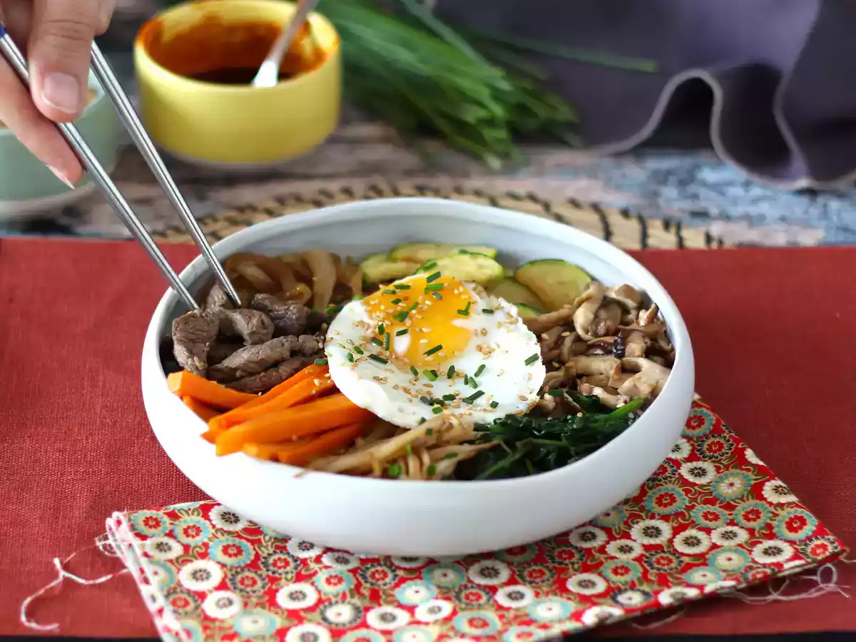 Bibimbap, tradycyjne koreańskie danie - zdjęcie 2