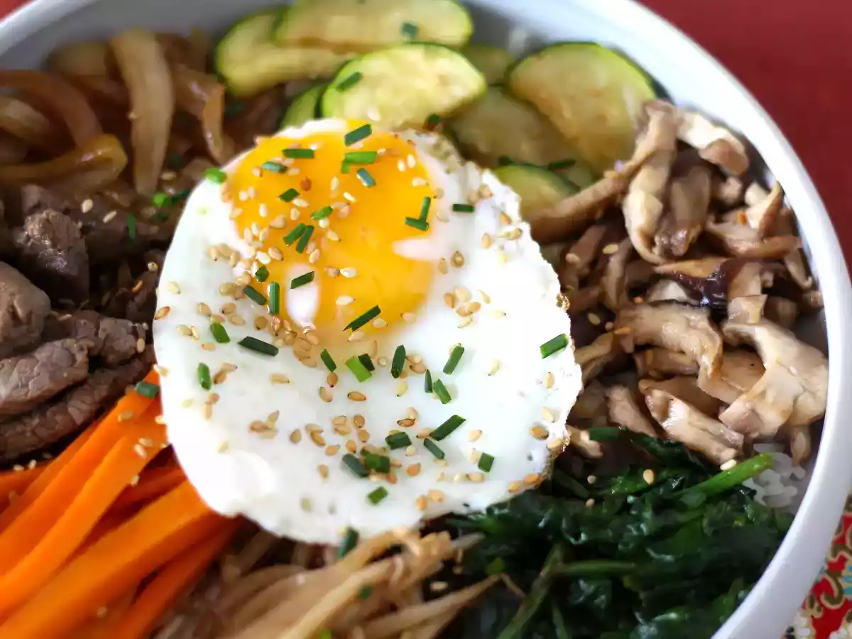 Bibimbap, tradycyjne koreańskie danie - zdjęcie 3