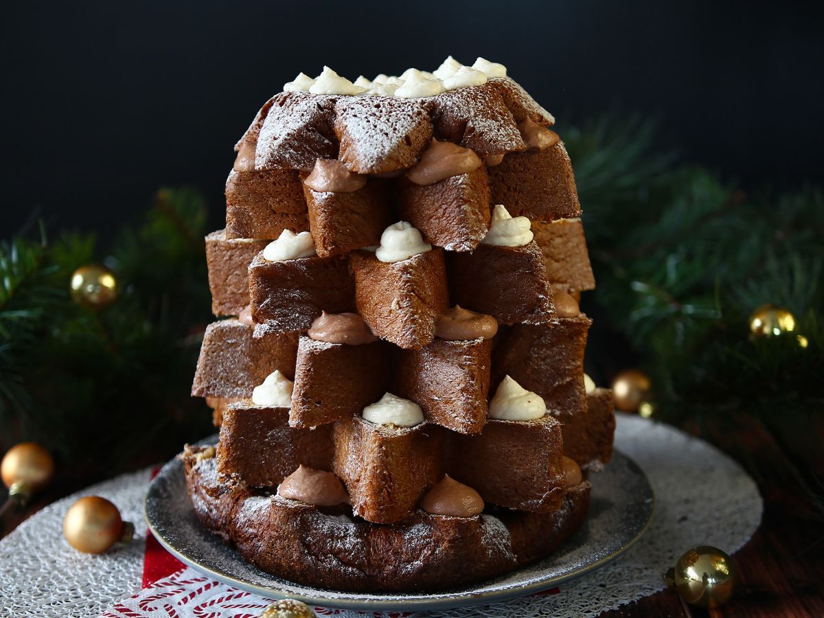 Brioszka Pandoro nadziewana kremem Nutella i kremem waniliowym w kształcie choinki