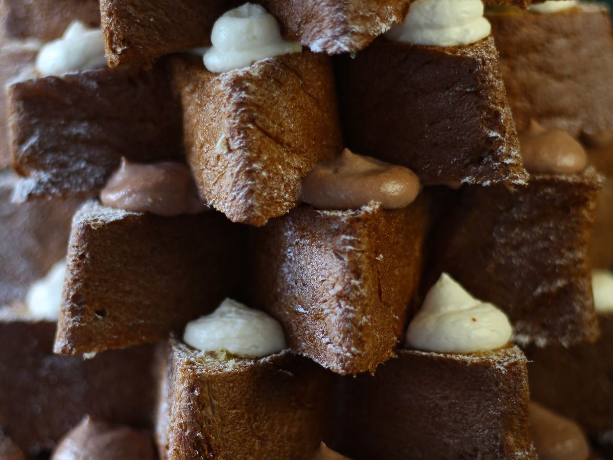 Brioszka Pandoro nadziewana kremem Nutella i kremem waniliowym w kształcie choinki - zdjęcie 2