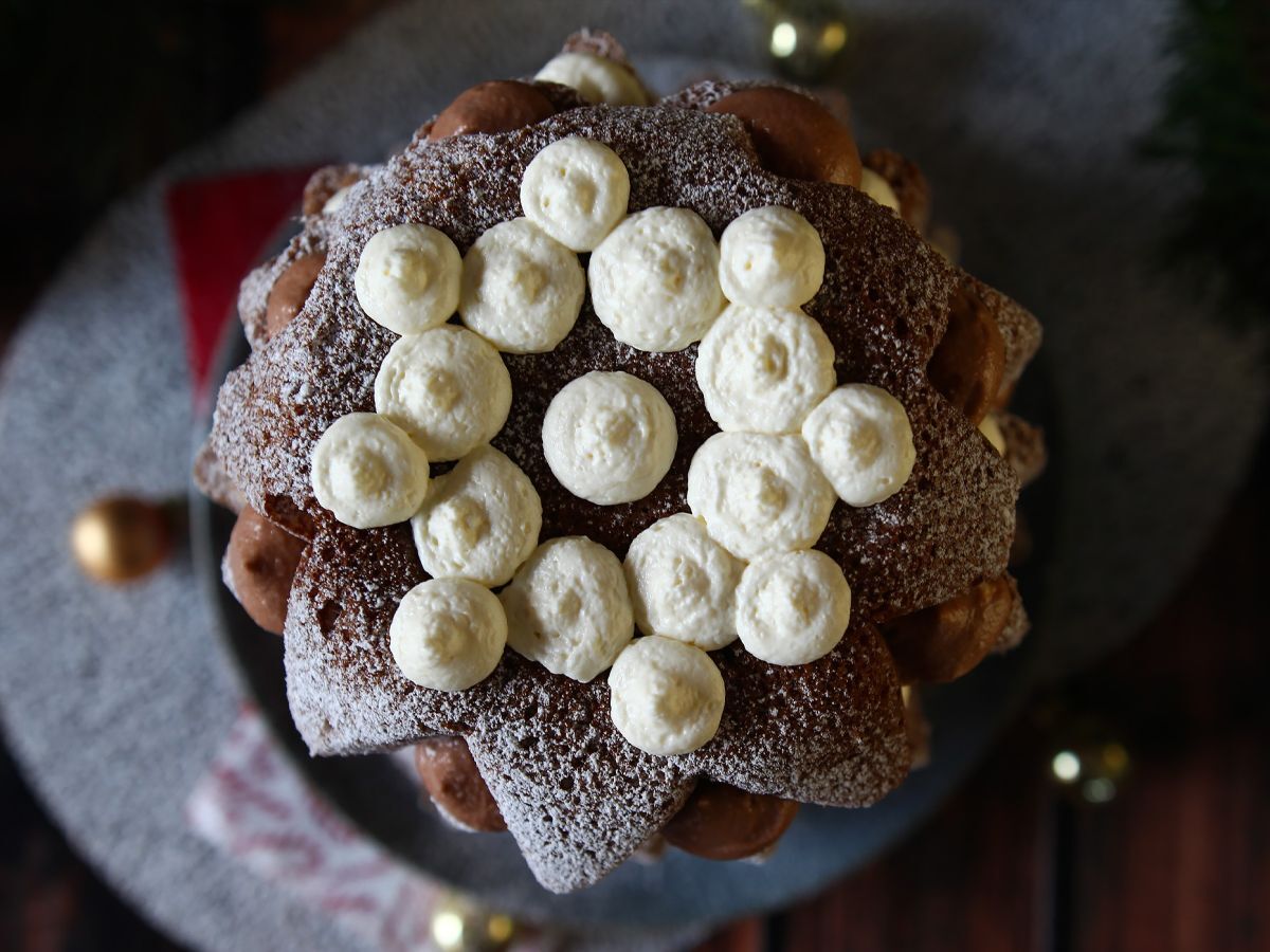 Brioszka Pandoro nadziewana kremem Nutella i kremem waniliowym w kształcie choinki - zdjęcie 3