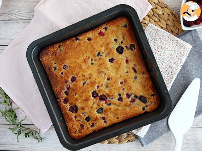 Brownie z białą czekoladą i czerwonymi owocami (Blondie)