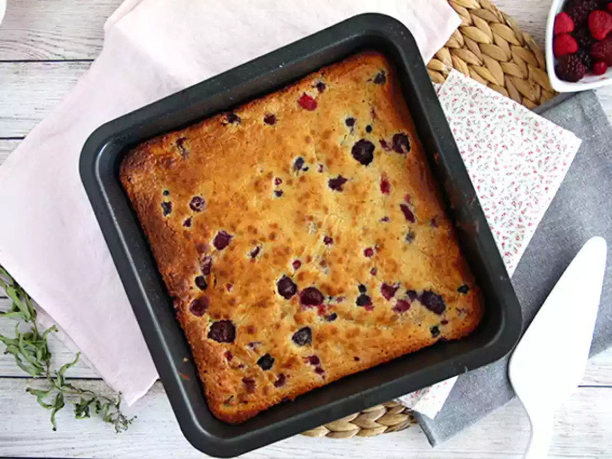 Brownie z białą czekoladą i czerwonymi owocami (Blondie)