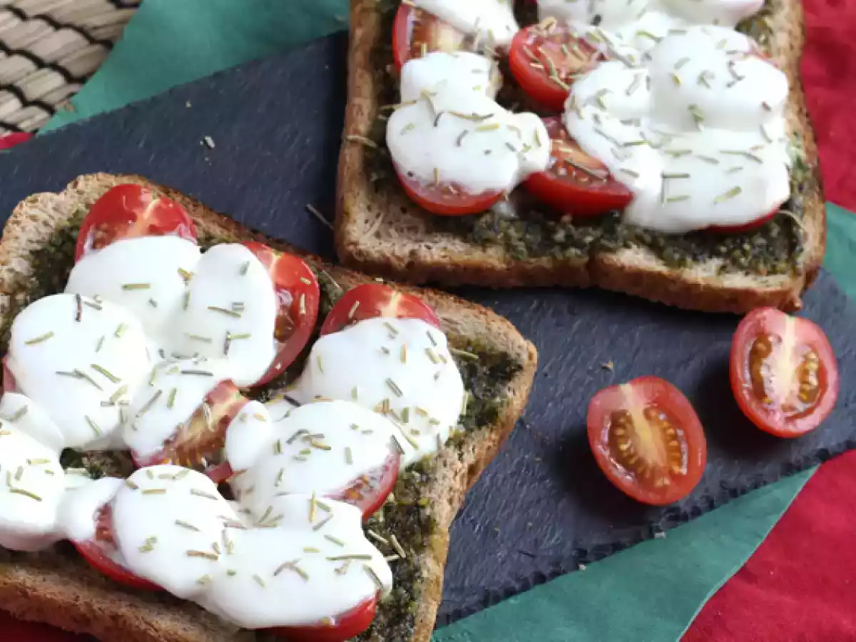 Bruschetta z pesto, pomidorkami koktajlowymi i serem mozzarella - zdjęcie 2