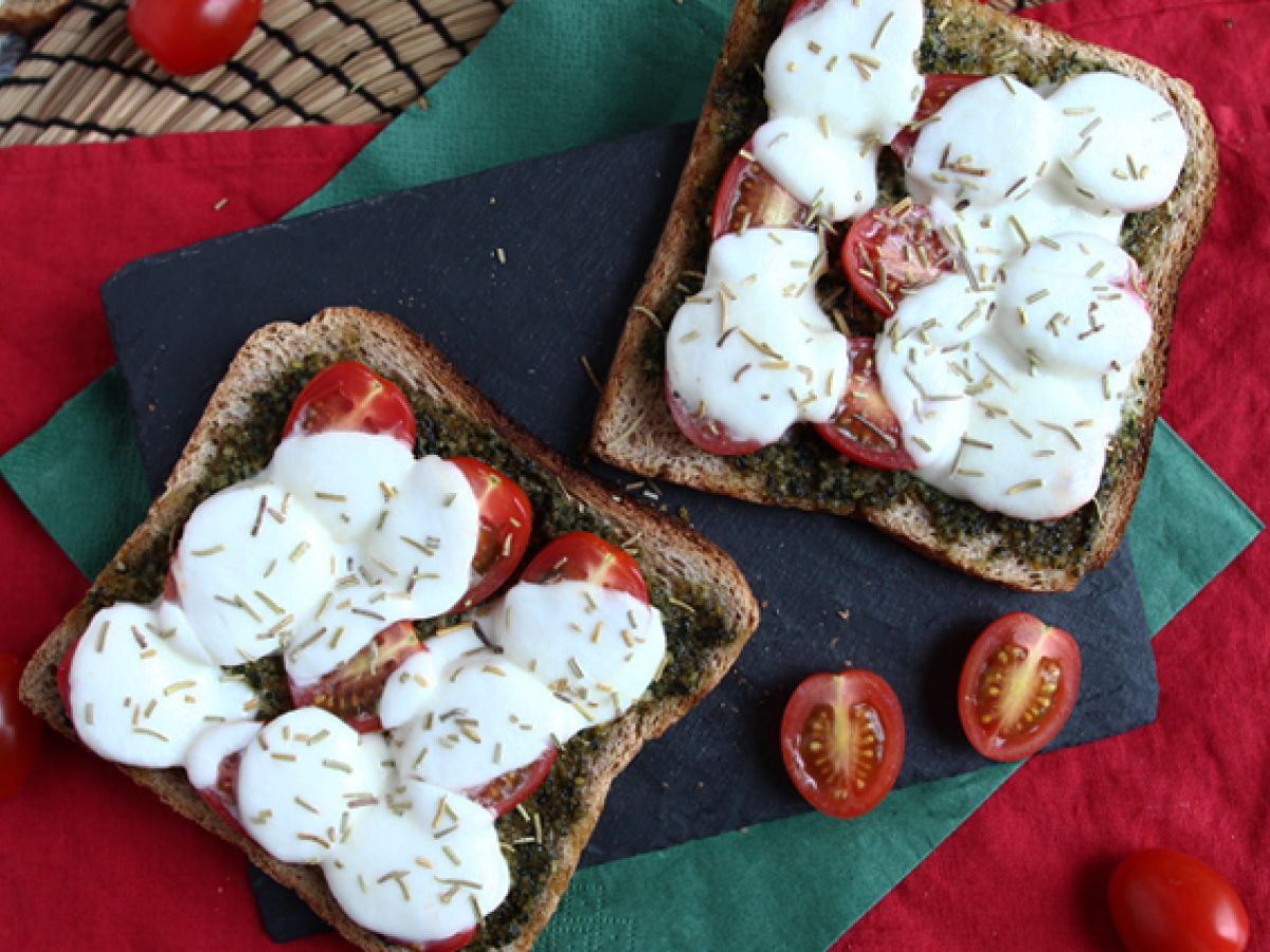 Bruschetta z pesto, pomidorkami koktajlowymi i serem mozzarella - zdjęcie 3