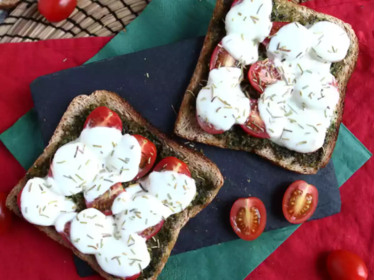 Bruschetta z pesto, pomidorkami koktajlowymi i serem mozzarella - zdjęcie 3