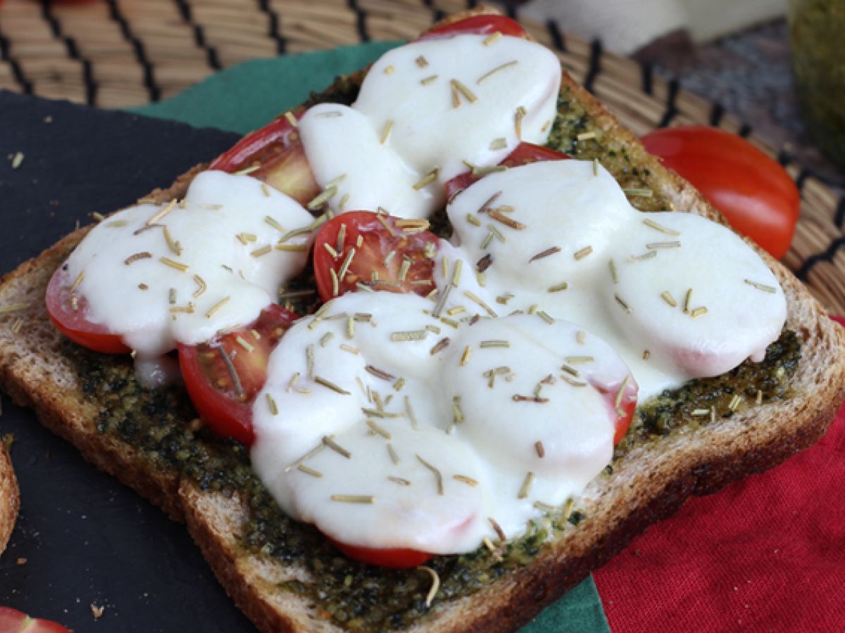 Bruschetta z pesto, pomidorkami koktajlowymi i serem mozzarella - zdjęcie 4