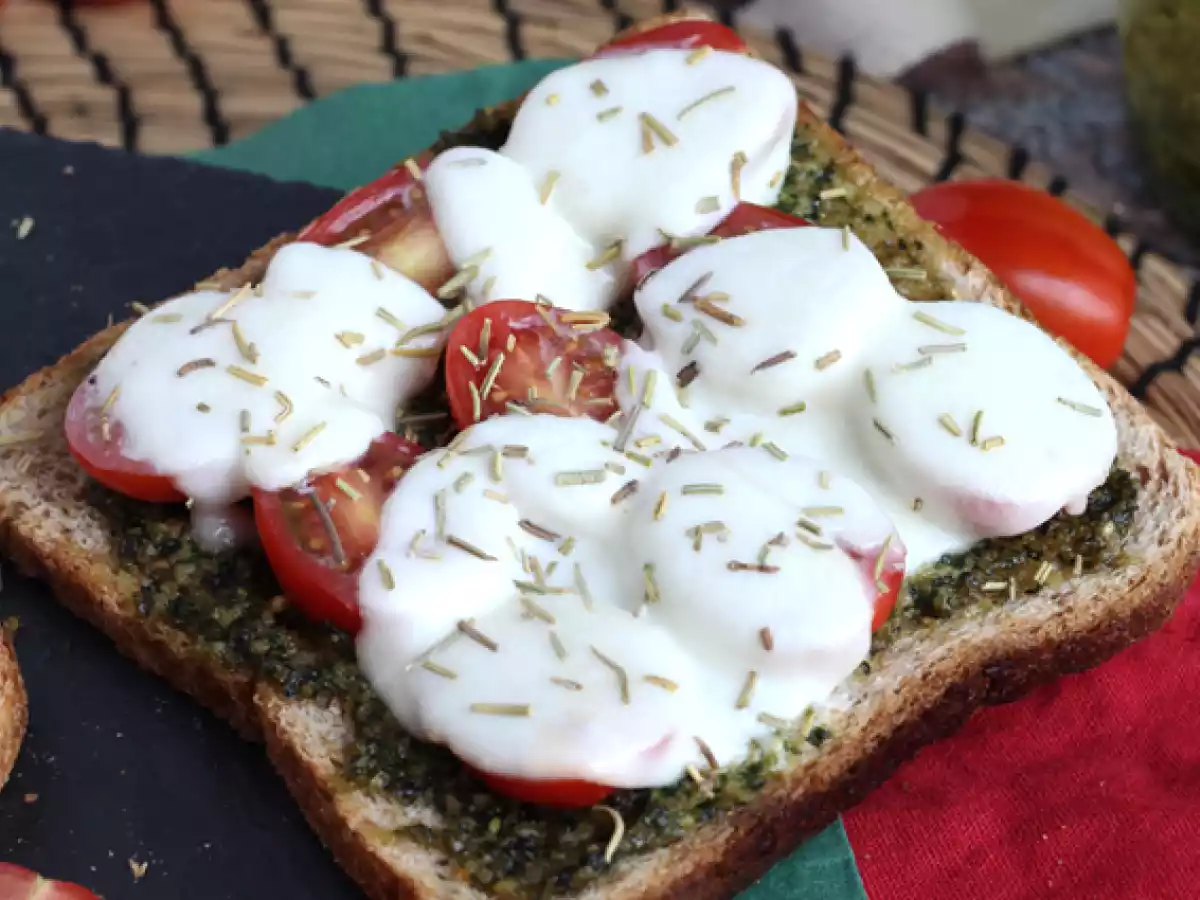 Bruschetta z pesto, pomidorkami koktajlowymi i serem mozzarella - zdjęcie 4