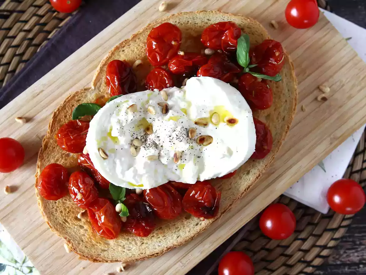 Bruschetta z pieczonymi pomidorami i burratą