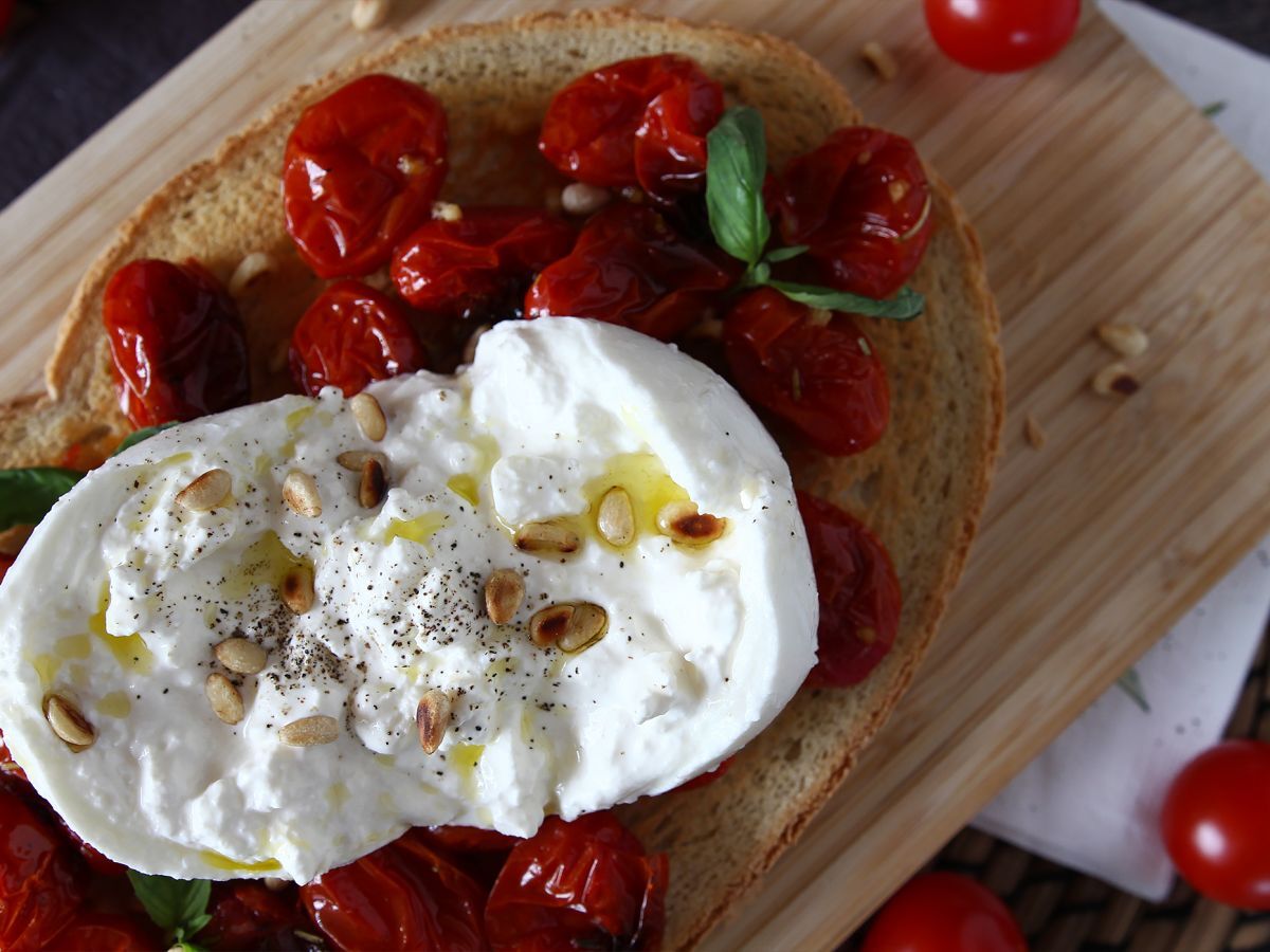 Bruschetta z pieczonymi pomidorami i burratą - zdjęcie 2
