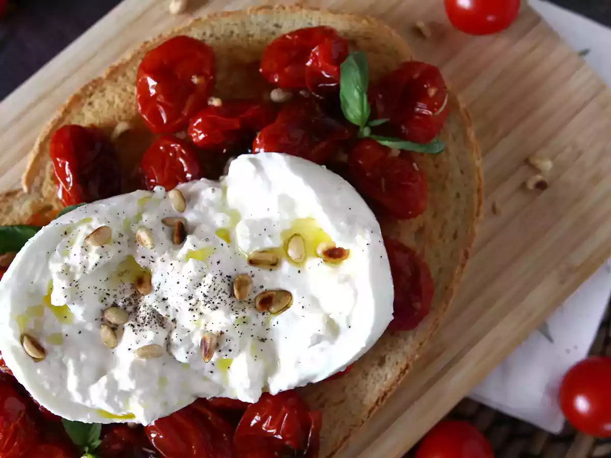 Bruschetta z pieczonymi pomidorami i burratą - zdjęcie 2
