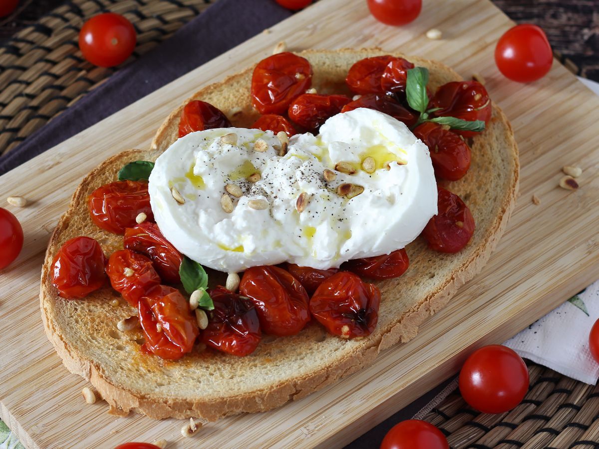 Bruschetta z pieczonymi pomidorami i burratą - zdjęcie 3