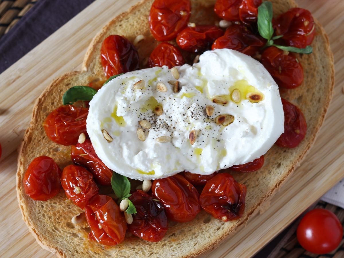Bruschetta z pieczonymi pomidorami i burratą - zdjęcie 4