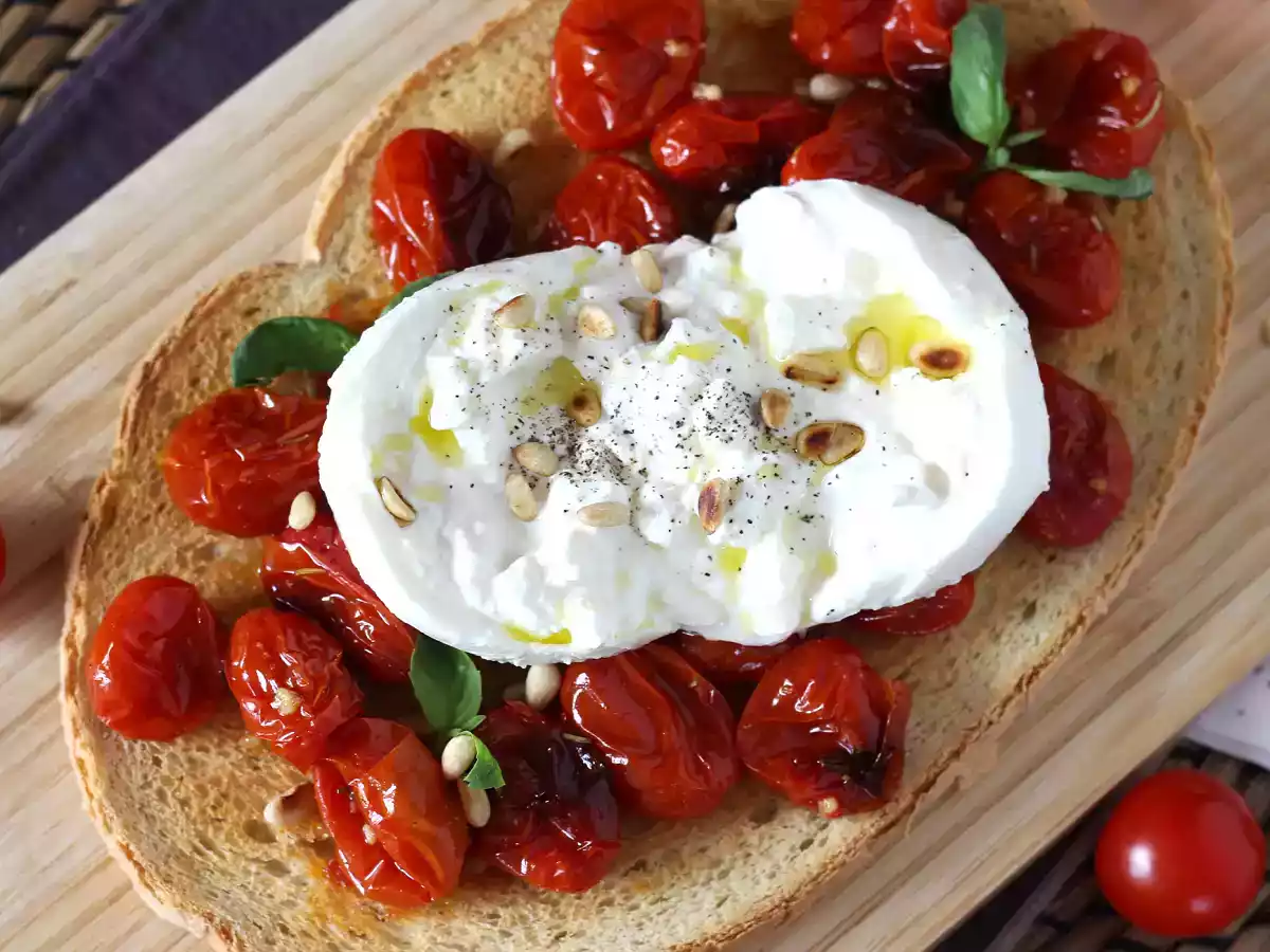 Bruschetta z pieczonymi pomidorami i burratą - zdjęcie 4