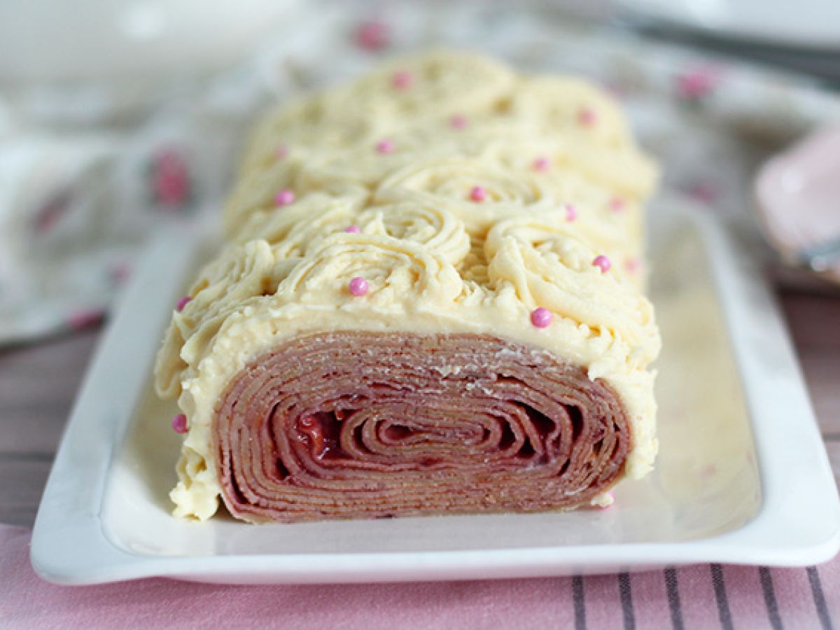 Bûche de crêpes z białą czekoladą i malinami