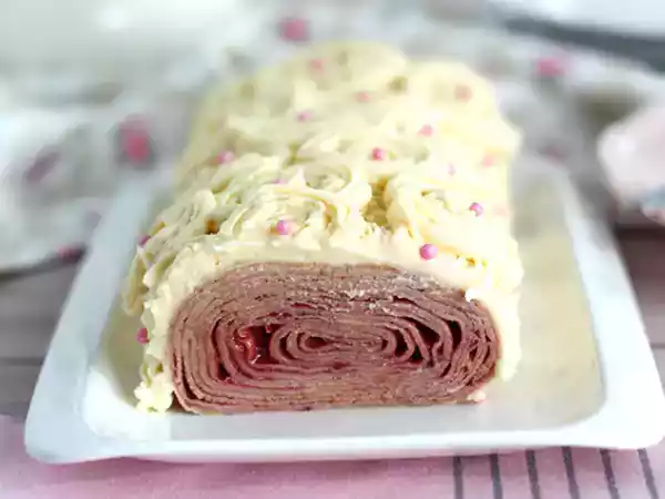 Przepis Bûche de crêpes z białą czekoladą i malinami