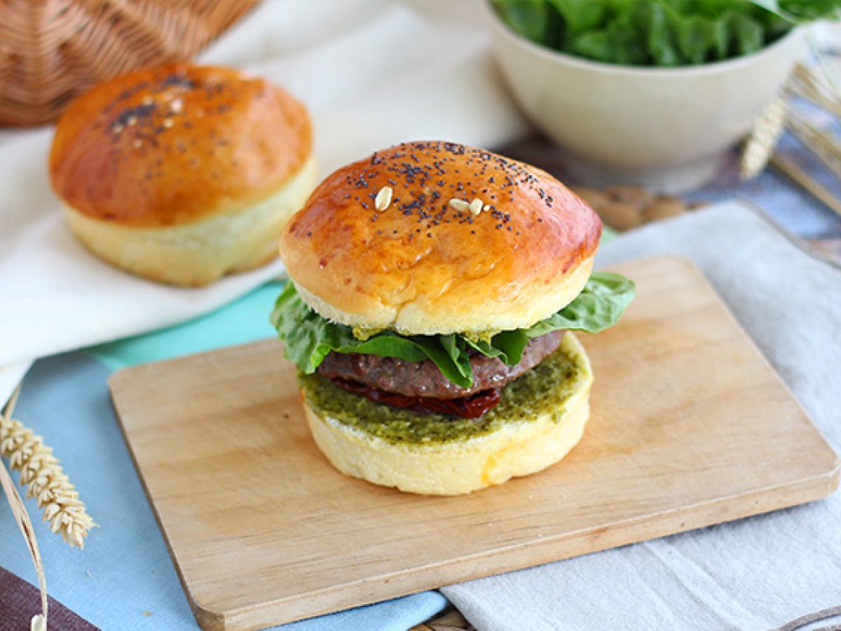 Burger włoski: sos pesto, suszone pomidory, mozzarella