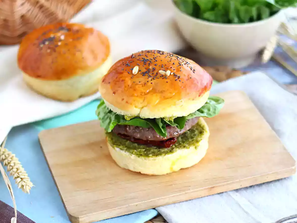 Burger włoski: sos pesto, suszone pomidory, mozzarella