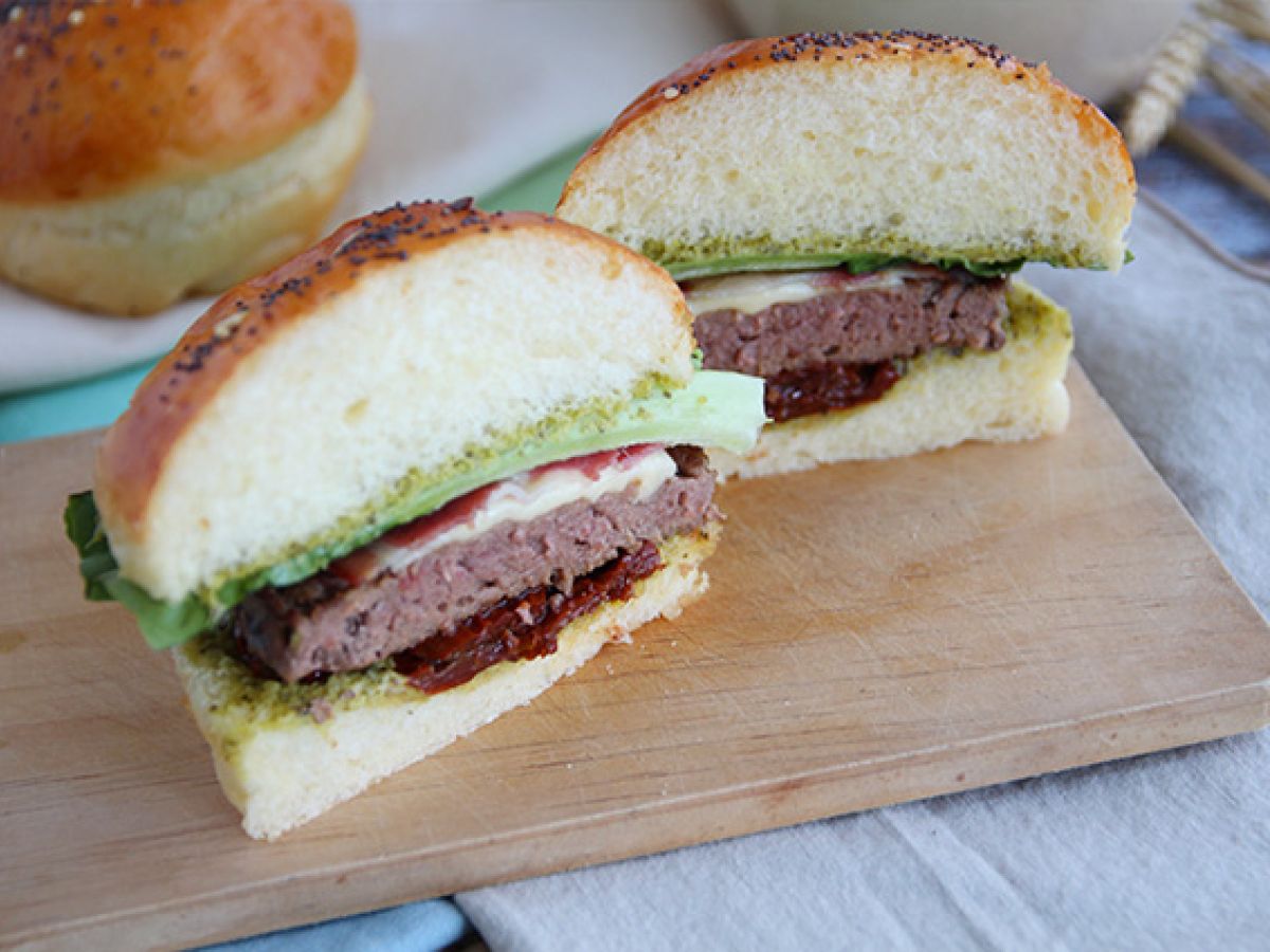 Burger włoski: sos pesto, suszone pomidory, mozzarella - zdjęcie 2