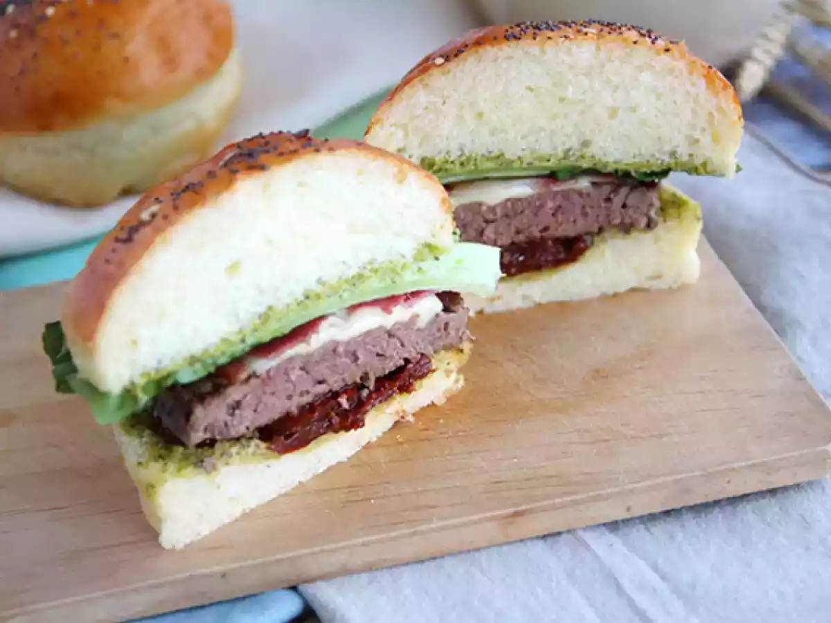 Burger włoski: sos pesto, suszone pomidory, mozzarella - zdjęcie 2