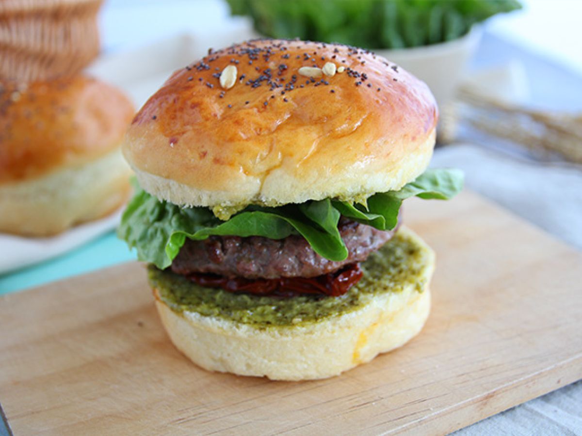 Burger włoski: sos pesto, suszone pomidory, mozzarella - zdjęcie 3