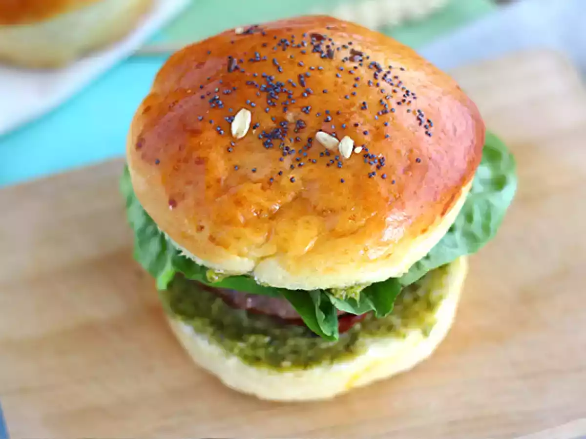 Burger włoski: sos pesto, suszone pomidory, mozzarella - zdjęcie 5