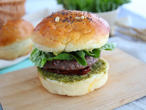 Burger włoski: sos pesto, suszone pomidory, mozzarella - zdjęcie 3