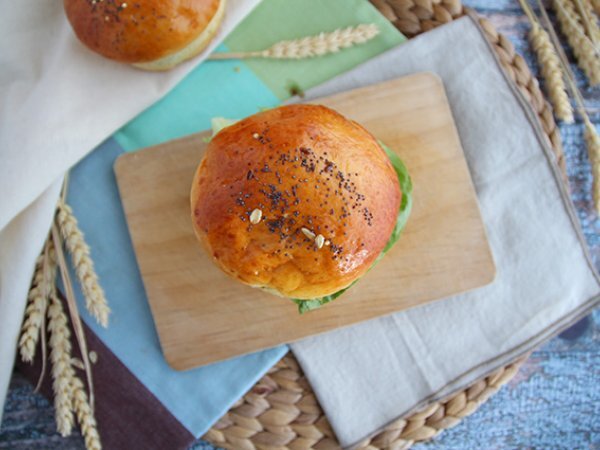Burger włoski: sos pesto, suszone pomidory, mozzarella - zdjęcie 4