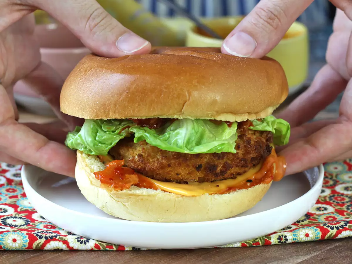 Burger z kurczakiem w panierce po koreańsku: chrupiący, pikantny i wyjątkowo pyszny