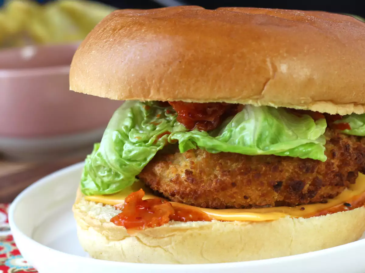 Burger z kurczakiem w panierce po koreańsku: chrupiący, pikantny i wyjątkowo pyszny - zdjęcie 2