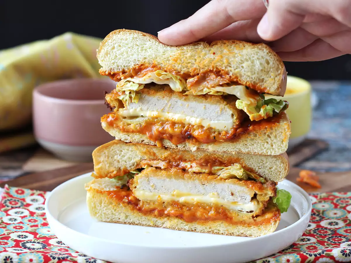 Burger z kurczakiem w panierce po koreańsku: chrupiący, pikantny i wyjątkowo pyszny - zdjęcie 4