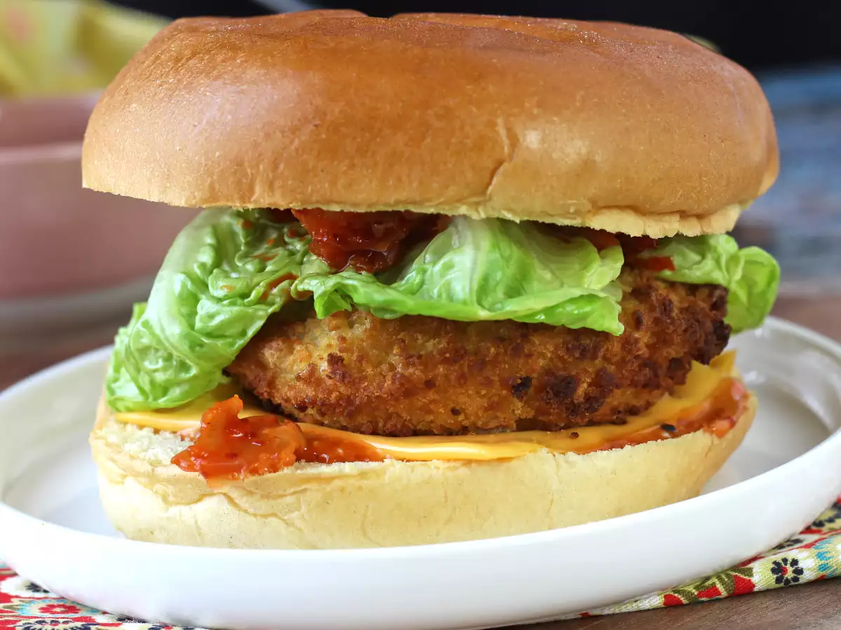 Burger z kurczakiem w panierce po koreańsku: chrupiący, pikantny i wyjątkowo pyszny - zdjęcie 5
