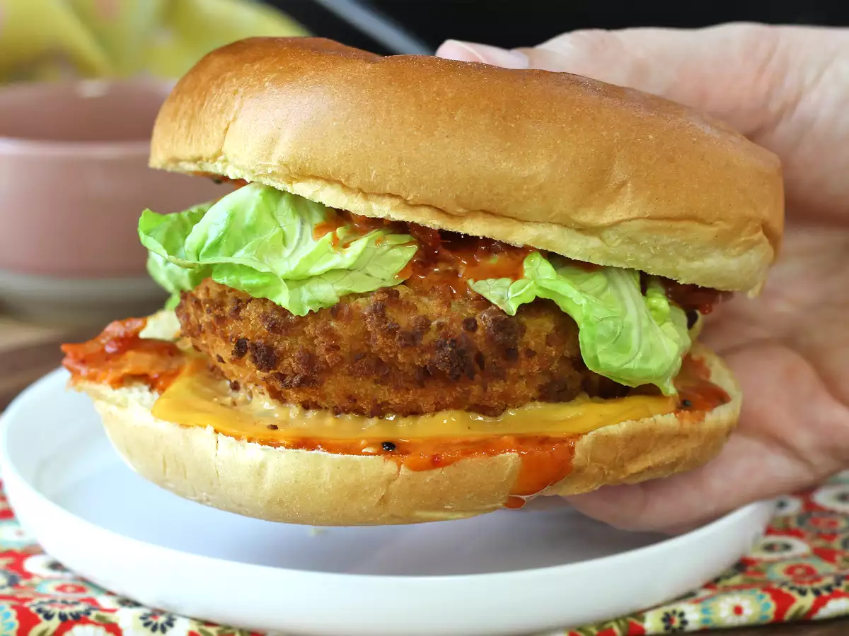 Burger z kurczakiem w panierce po koreańsku: chrupiący, pikantny i wyjątkowo pyszny - zdjęcie 6