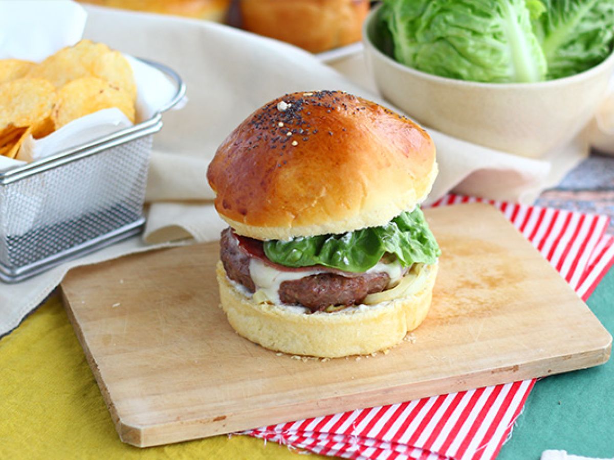 Burger z serem raclette