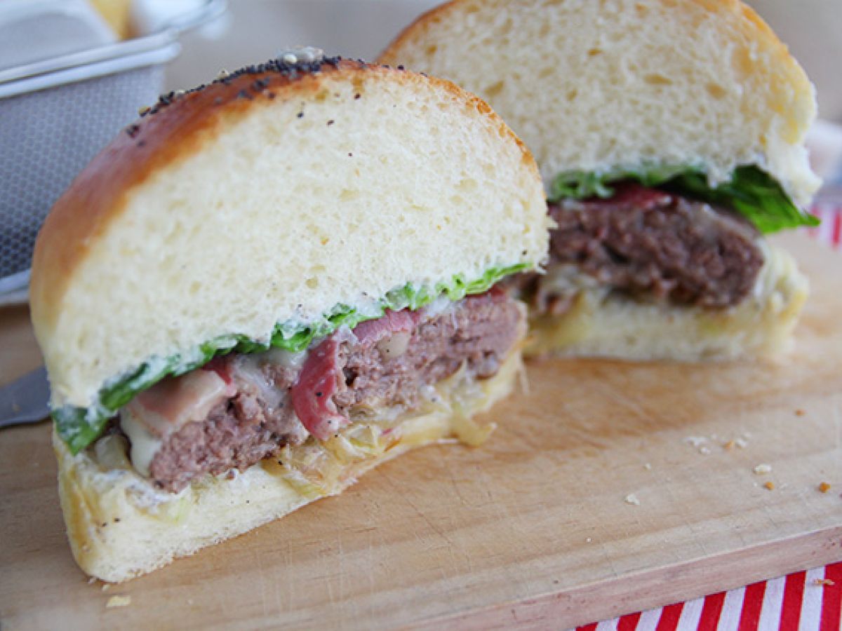 Burger z serem raclette - zdjęcie 2