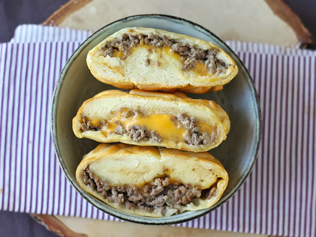 Burgery z ciasta na pizzę z frytkownicy beztłuszczowej – idealne na szybki i pyszny obiad - zdjęcie 4