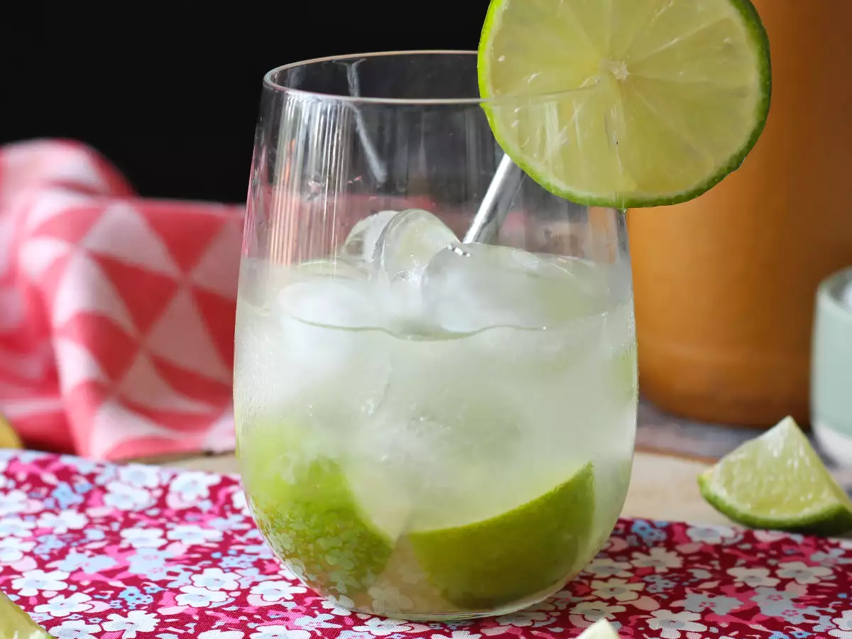 Caipirinha cytrynowa: łatwy w przygotowaniu brazylijski drink bez shakera