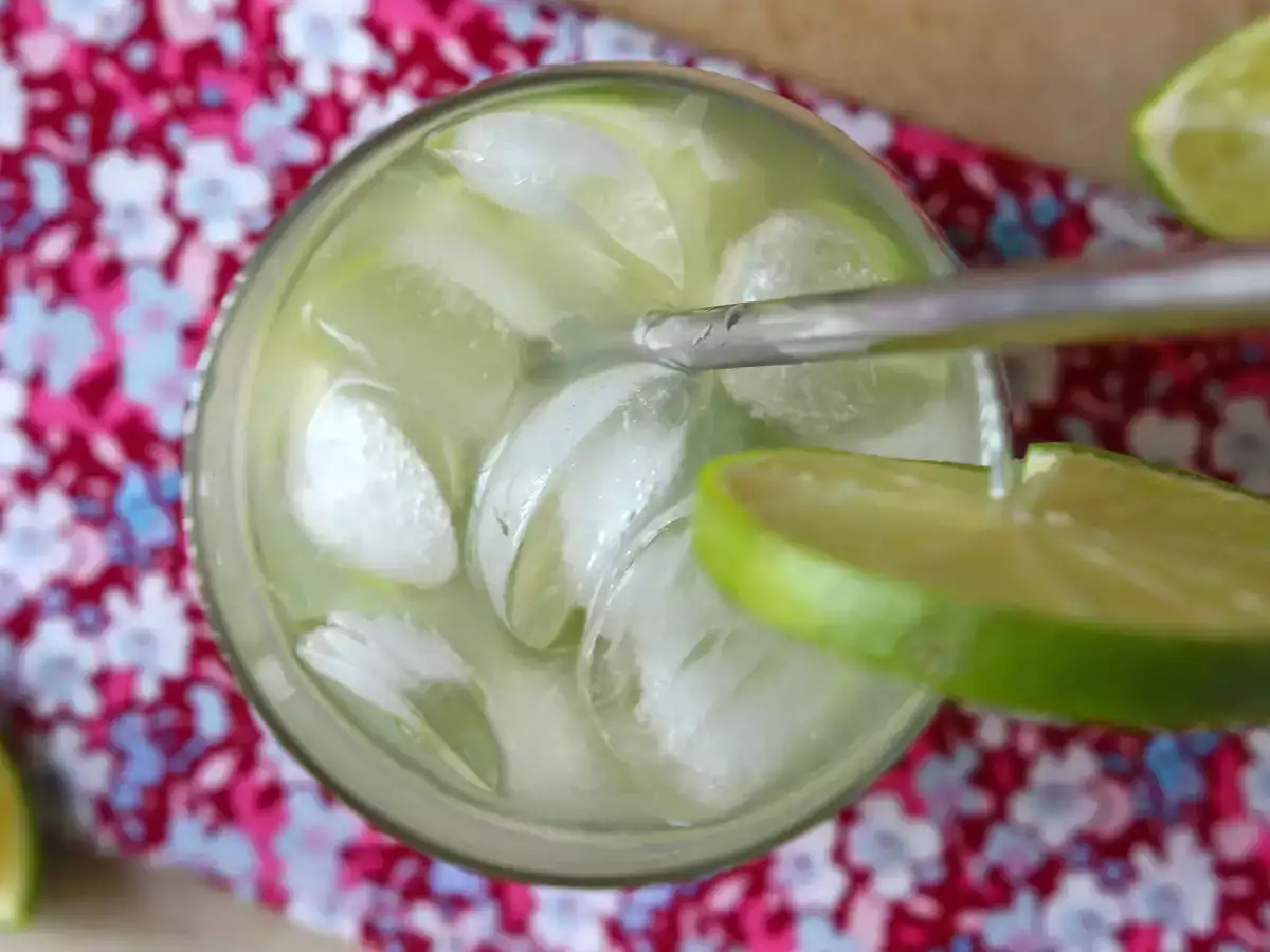 Caipirinha cytrynowa: łatwy w przygotowaniu brazylijski drink bez shakera - zdjęcie 3