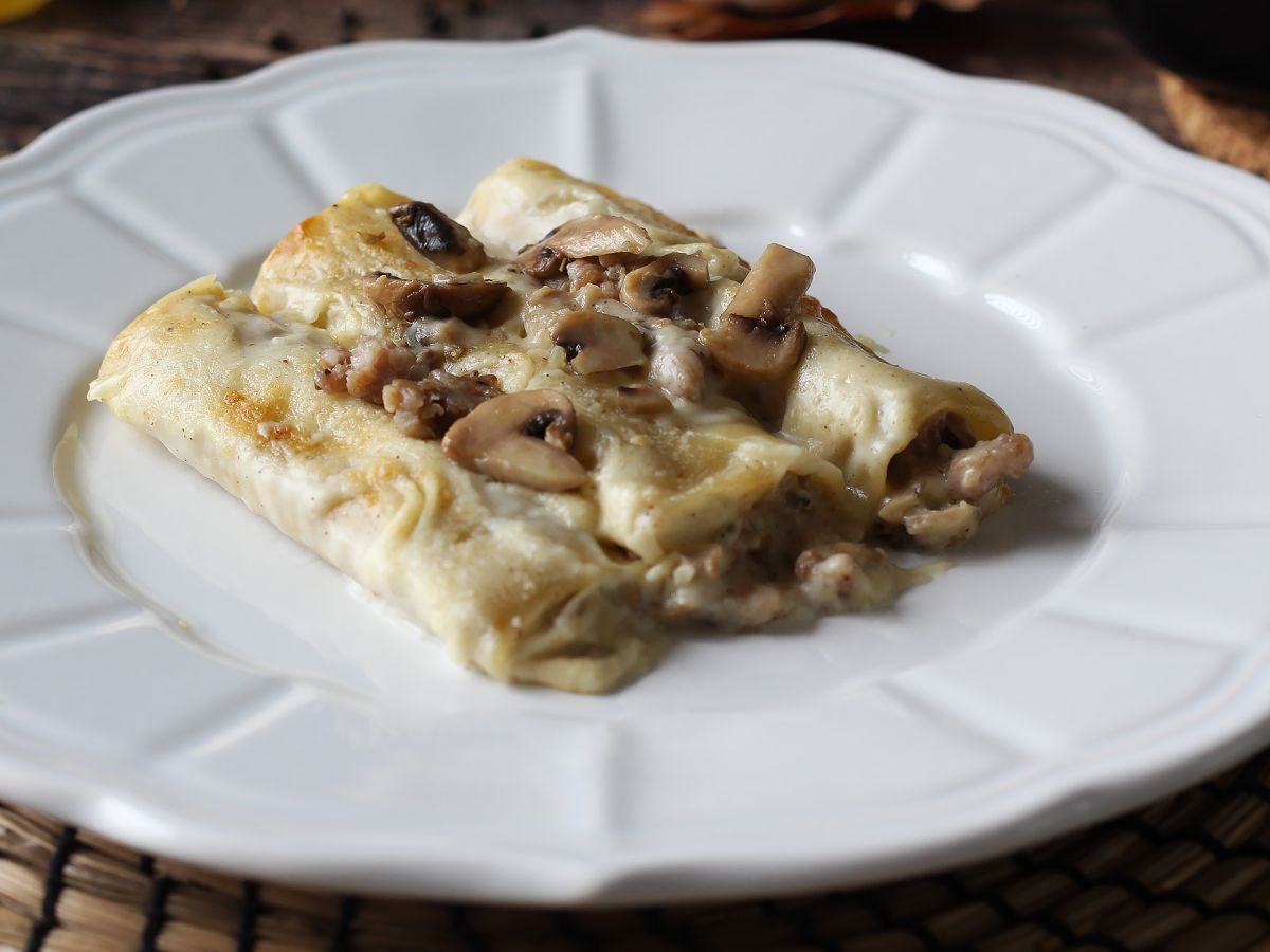 Cannelloni z pieczarkami i kiełbasą: bogate i smaczne pierwsze danie