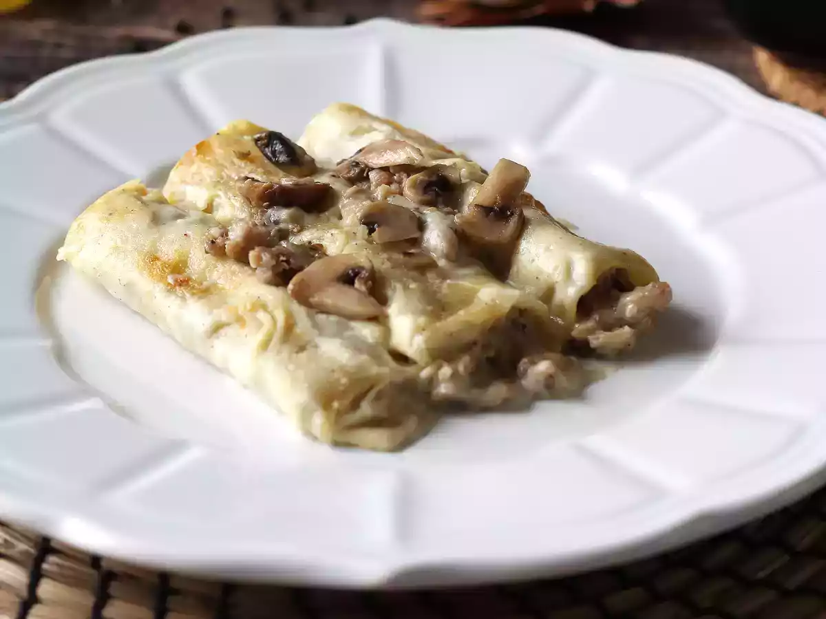 Cannelloni z pieczarkami i kiełbasą: bogate i smaczne pierwsze danie